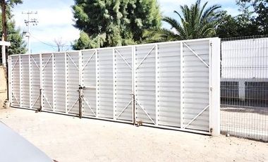 Bodega en renta con acceso a tráiler (con equipo para trabajar acero inoxidable)