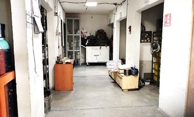 Bodega en renta con acceso a tráiler (con equipo para trabajar acero inoxidable)