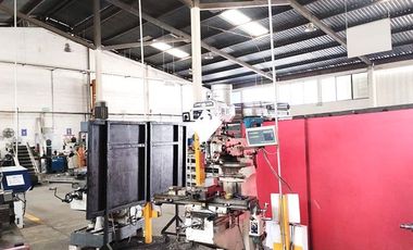 Bodega en renta con acceso a tráiler (con equipo para trabajar acero inoxidable)