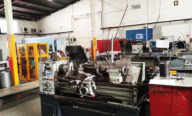 Bodega en renta con acceso a tráiler (con equipo para trabajar acero inoxidable)