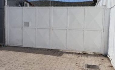 Bodega en renta con acceso a tráiler (con equipo para trabajar acero inoxidable)