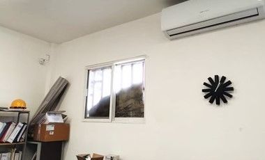 Bodega en renta con acceso a tráiler (con equipo para trabajar acero inoxidable)