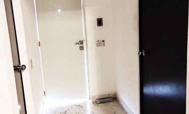 Bodega en renta con acceso a tráiler (con equipo para trabajar acero inoxidable)
