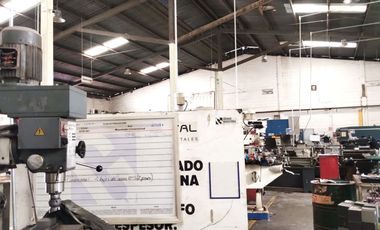 Bodega en renta con acceso a tráiler (con equipo para trabajar acero inoxidable)