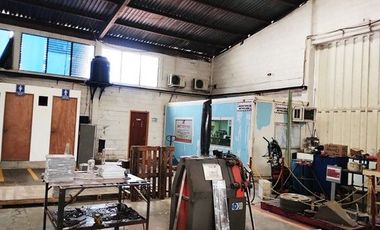 Bodega en renta con acceso a tráiler (con equipo para trabajar acero inoxidable)