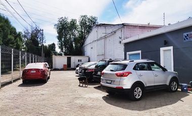 Bodega en renta con acceso a tráiler (con equipo para trabajar acero inoxidable)