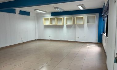 Local comercial con vista a la calle, en avenida principal en plena zona comercial de Chorrillos
