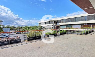 Local en Renta en Plaza Momoto Cancún con Excelente Amplitud y Buena Ubicación.