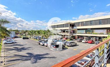 Local en Renta en Plaza Momoto Cancún con Excelente Amplitud y Buena Ubicación.