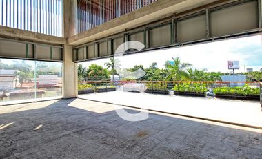 Local en Renta en Plaza Momoto Cancún con Excelente Amplitud y Buena Ubicación.
