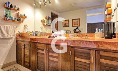 Casa en Venta en Cancun en Residencial Isla Dorada con Jardín Privado