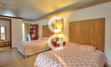 Casa en Venta en Cancun en Residencial Isla Dorada con Jardín Privado