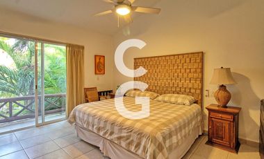 Casa en Venta en Cancun en Residencial Isla Dorada con Jardín Privado