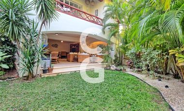 Casa en Venta en Cancun en Residencial Isla Dorada con Jardín Privado