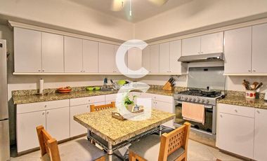 Casa en Venta en Cancun en Residencial Isla Dorada con Jardín Privado