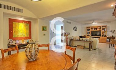 Casa en Venta en Cancun en Residencial Isla Dorada con Jardín Privado