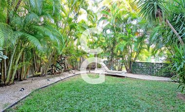 Casa en Venta en Cancun en Residencial Isla Dorada con Jardín Privado