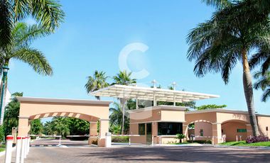 Casa en Venta en Cancun en Residencial Isla Dorada con Jardín Privado