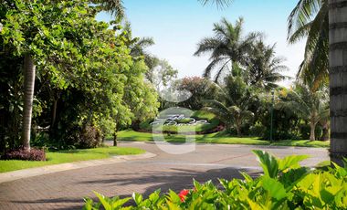 Casa en Venta en Cancun en Residencial Isla Dorada con Jardín Privado