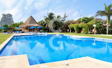 Casa en Venta en Cancun en Residencial Isla Dorada con Jardín Privado