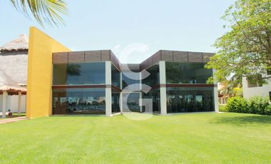 Casa en Venta en Cancun en Residencial Isla Dorada con Jardín Privado