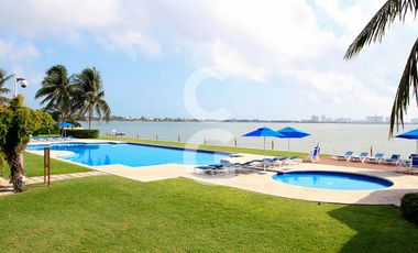 Casa en Venta en Cancun en Residencial Isla Dorada con Jardín Privado