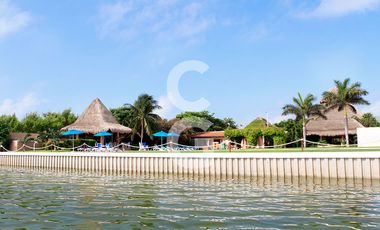 Casa en Venta en Cancun en Residencial Isla Dorada con Jardín Privado