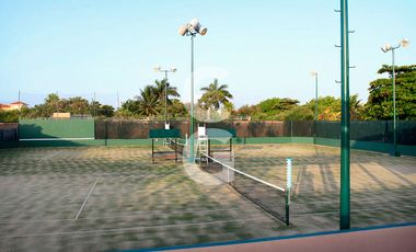 Casa en Venta en Cancun en Residencial Isla Dorada con Jardín Privado