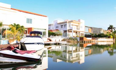 Casa en Venta en Cancun en Residencial Isla Dorada con Jardín Privado