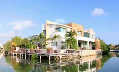 Casa en Venta en Cancun en Residencial Isla Dorada con Jardín Privado
