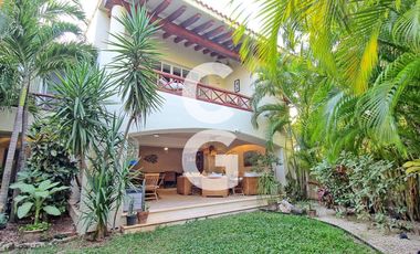 Casa en Venta en Cancun en Residencial Isla Dorada con Jardín Privado