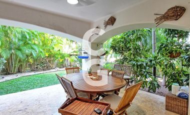 Casa en Venta en Cancun en Residencial Isla Dorada con Jardín Privado