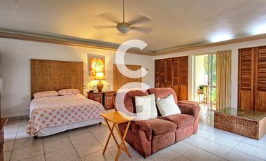 Casa en Venta en Cancun en Residencial Isla Dorada con Jardín Privado