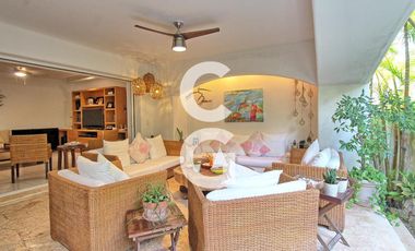 Casa en Venta en Cancun en Residencial Isla Dorada con Jardín Privado