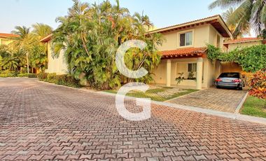 Casa en Venta en Cancun en Residencial Isla Dorada con Jardín Privado