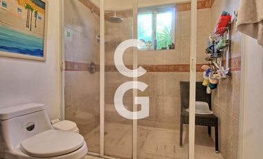 Casa en Venta en Cancun en Residencial Isla Dorada con Jardín Privado