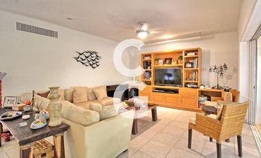Casa en Venta en Cancun en Residencial Isla Dorada con Jardín Privado