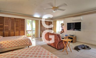 Casa en Venta en Cancun en Residencial Isla Dorada con Jardín Privado