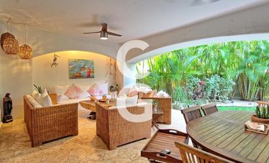 Casa en Venta en Cancun en Residencial Isla Dorada con Jardín Privado