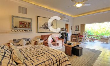 Casa en Venta en Cancun en Residencial Isla Dorada con Jardín Privado