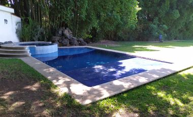 Casa de tres recamaras, en conjunto residencial con alberca en Jiutepec, Mor.