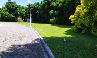 Casa de tres recamaras, en conjunto residencial con alberca en Jiutepec, Mor.