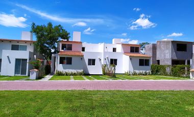 Casa de tres recamaras, en conjunto residencial con alberca en Jiutepec, Mor.