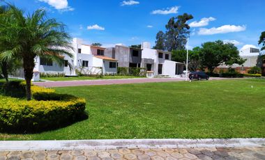 Casa de tres recamaras, en conjunto residencial con alberca en Jiutepec, Mor.