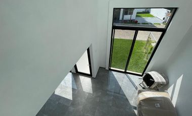 Casa de tres recamaras, en conjunto residencial con alberca en Jiutepec, Mor.