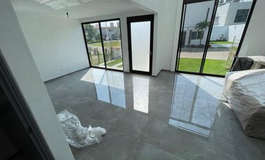 Casa de tres recamaras, en conjunto residencial con alberca en Jiutepec, Mor.