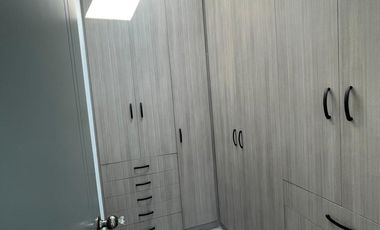 Casa de tres recamaras, en conjunto residencial con alberca en Jiutepec, Mor.