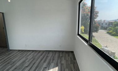 Casa de tres recamaras, en conjunto residencial con alberca en Jiutepec, Mor.