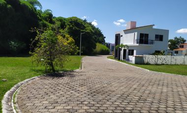 Casa de tres recamaras, en conjunto residencial con alberca en Jiutepec, Mor.