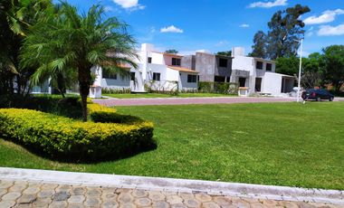 Casa de tres recamaras, en conjunto residencial con alberca en Jiutepec, Mor.